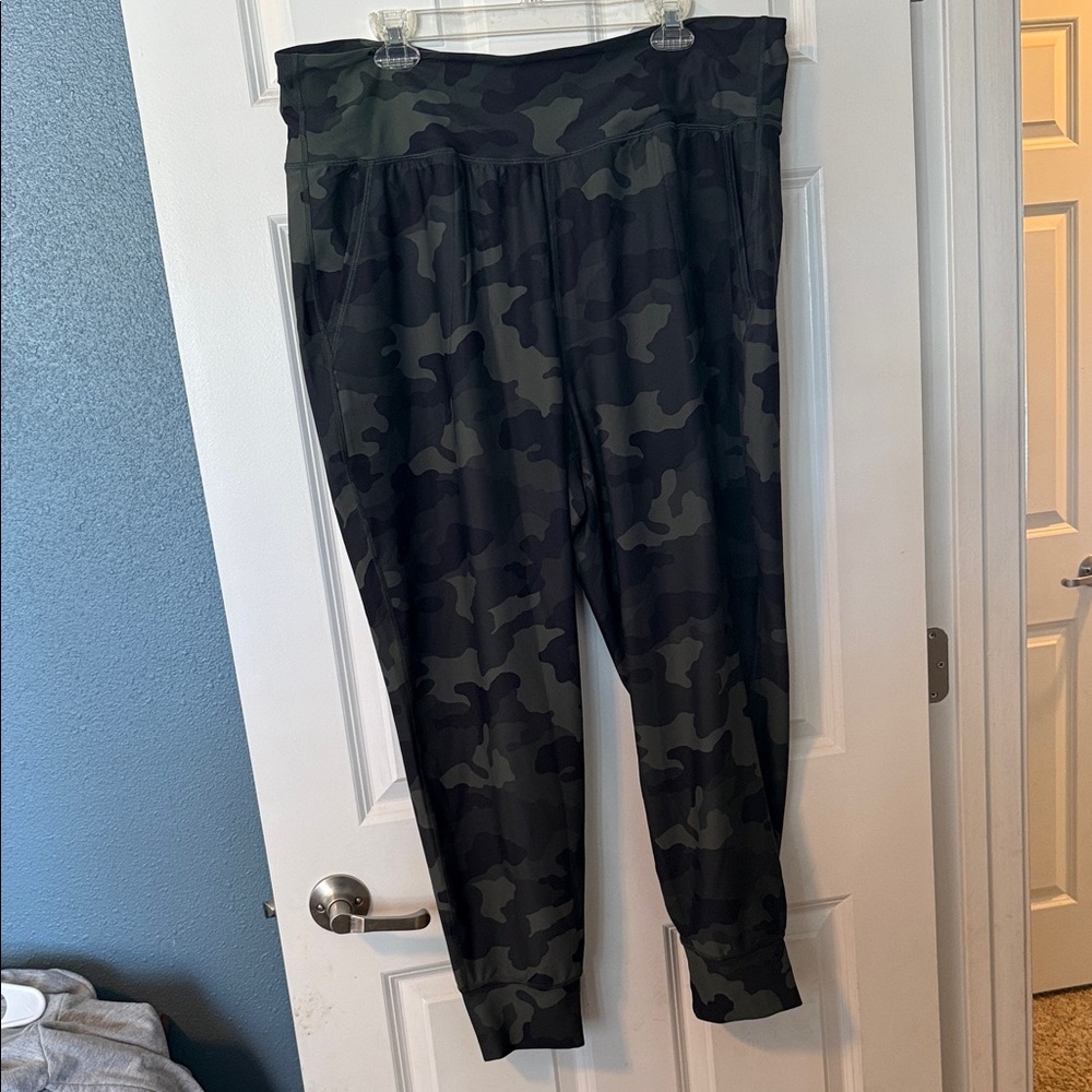 Old Navy Black and Olive Camo High-Rise Jogger
